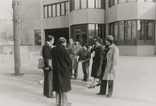 862949 Afbeelding van het werkbezoek van de VVD-Tweede Kamerfractie aan Wijk C, op de Waterstraat te Utrecht. De ...